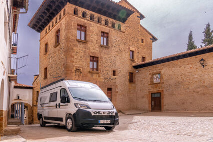 Benimar Camper 100B en un pueblo de españa