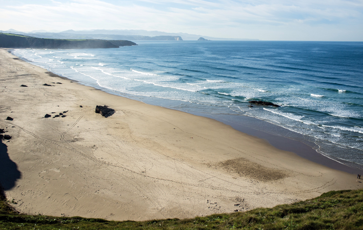 Playa de Xagó en Gozón vista de la costa