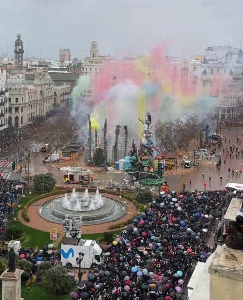 polvora y ruido durante la mascleta de valencia. Descubre la magia de las Fallas Valencianas