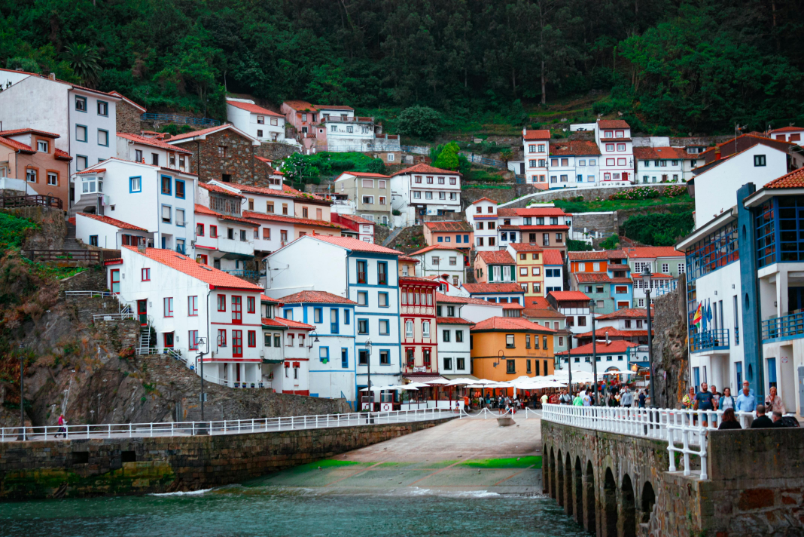 pintoresco y bonito Pueblo de cudillero visto desde el mar