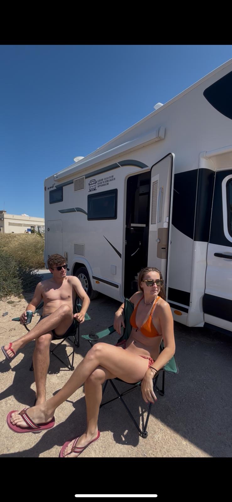 Autocaravana pernoctando en un entorno natural