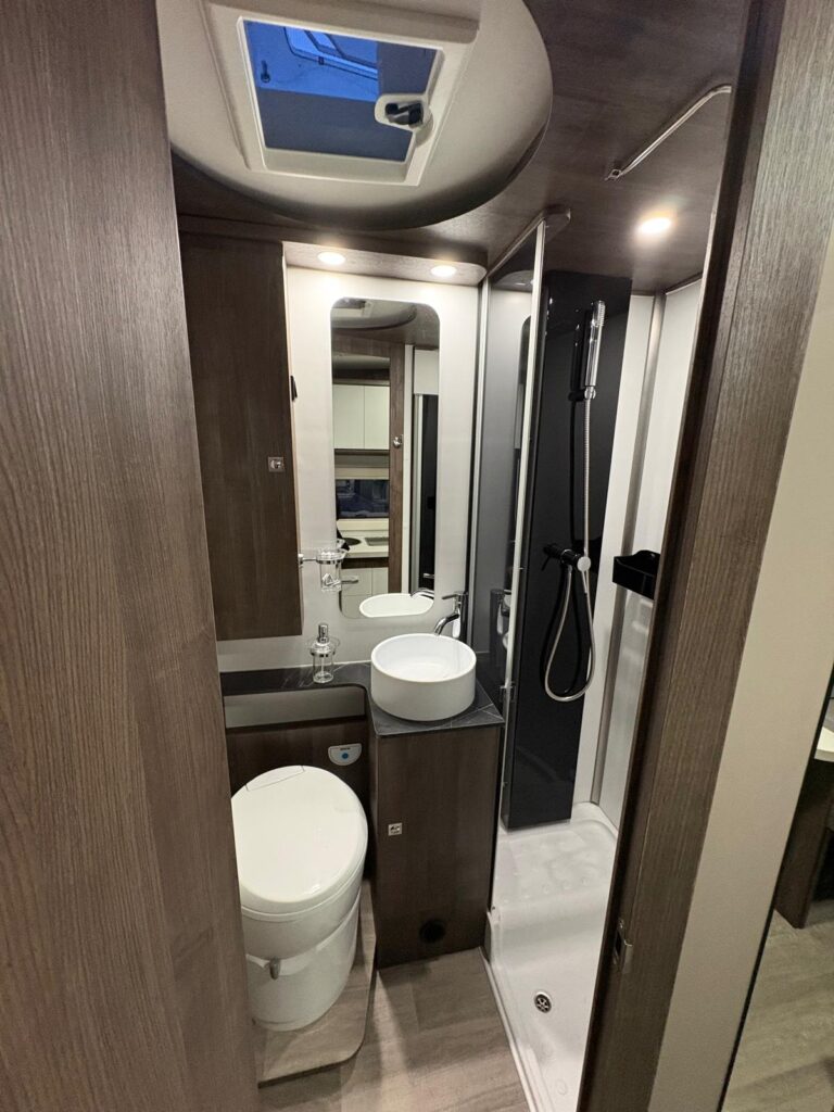 Cómo funciona el baño químico de una autocaravana (explicado fácil)